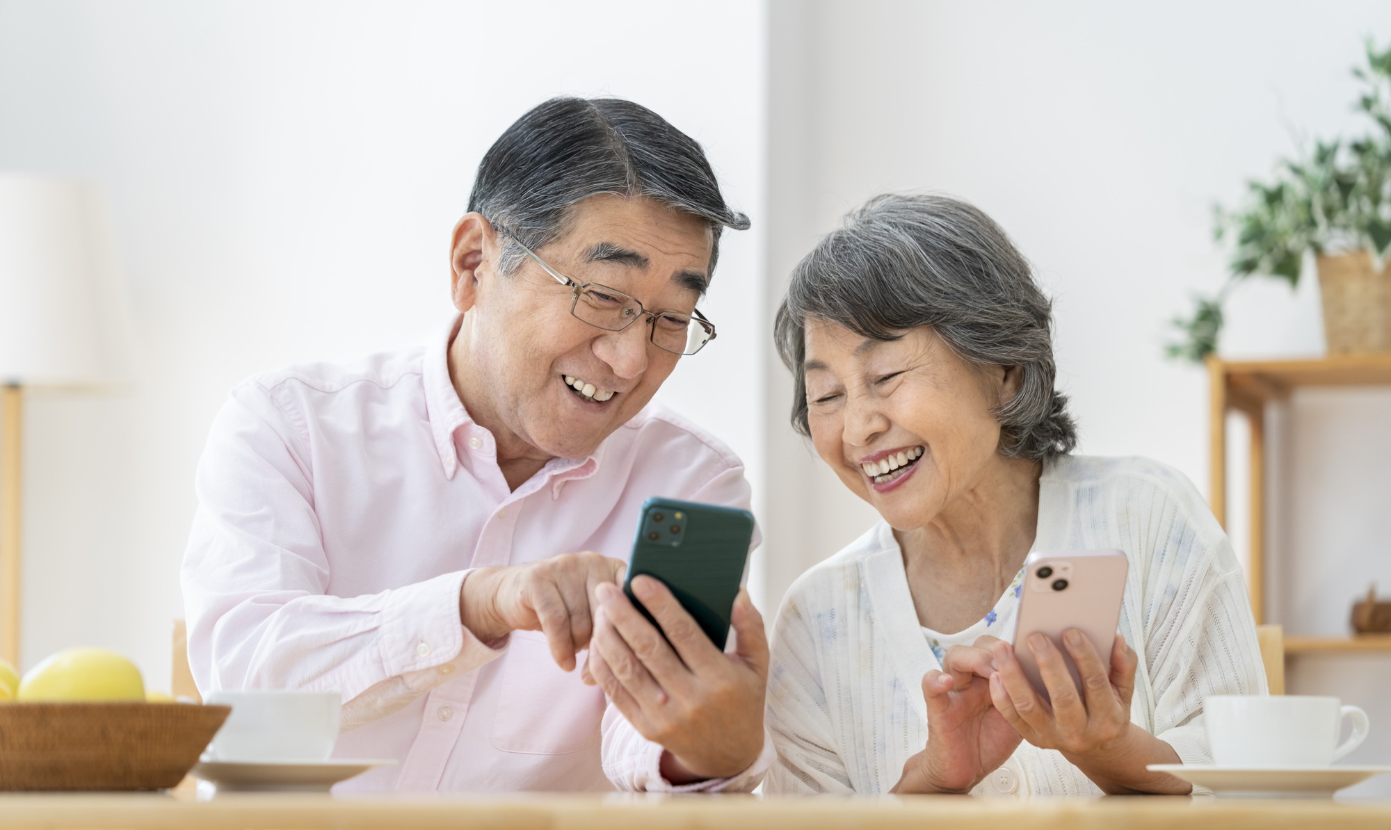 教室で相談している様子